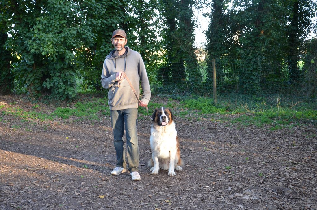 Benoît Copin, éducateur canin à Poitiers, en séance avec un chien en extérieur